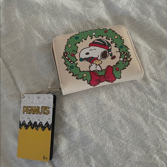 Loungefly Snoopy Christmas Round Crossbody Bag and wallet - Picture 9 of 13